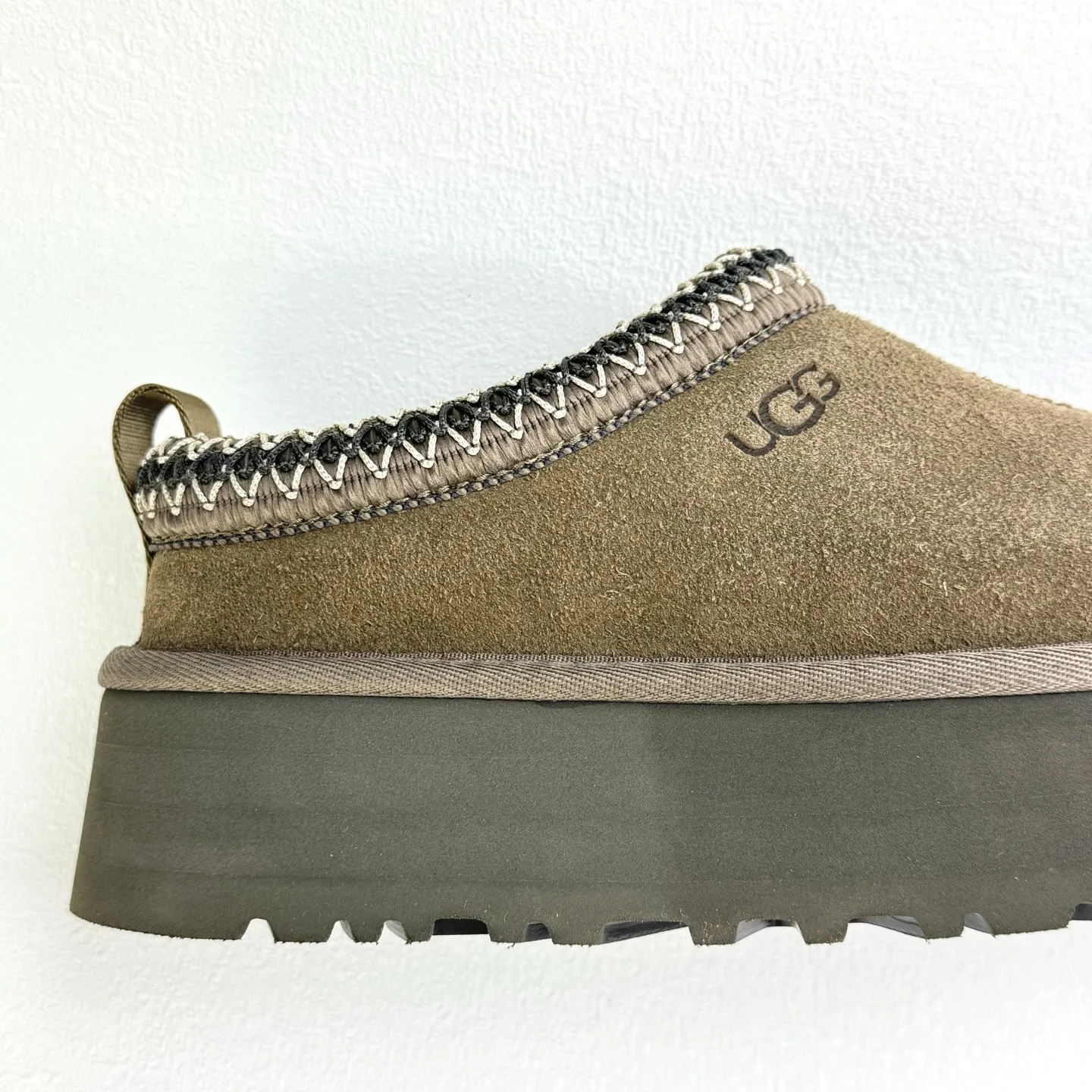 💰400 UGG Tats series thickened model Mule style toe-cap 5CM half slippers Ethnic style autumn and winter snow boots High-quality sheepskin and wool Integrated with high quality Warmth and heat sealing Made of TPU molded suede upper material Embedded with artificial curly wool plush lining and 10mm UGGPURE™ implanted wool lining and removable UGGPURE™ implanted wool insole Lightweight non-slip and comfortable rubber outsole with brand LOGO With complete packaging Official item number: 11225532722 Size: 35 36 37 38 39 40